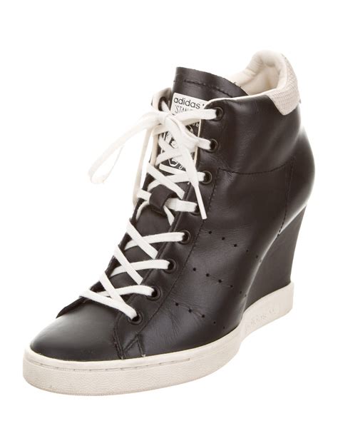 Wedge sneaker .